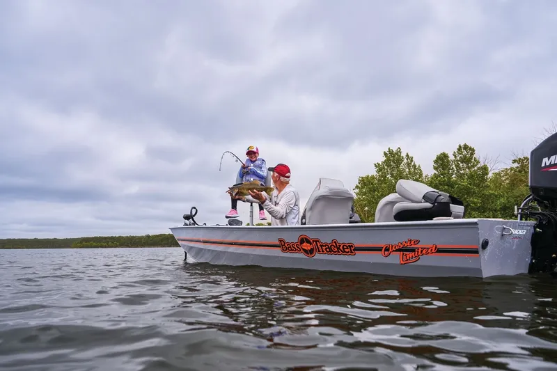 Slide: The Image of Tracker Bass Tracker Classic Limited 2027 - 21