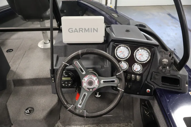 Slide: The Image of Steering console of 2025 Tracker Targa 18 WT boat with Garmin navigation system. - 23