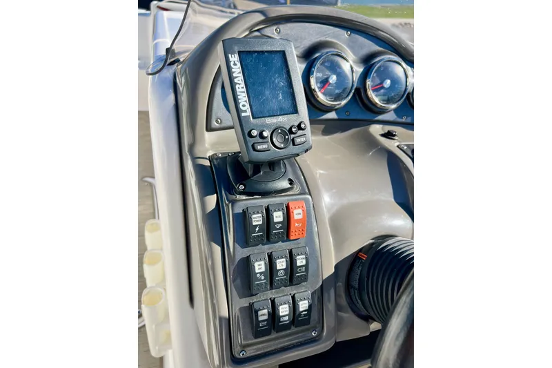 Slide: The Image of Dashboard of 2013 Hurricane SunDeck 2200 OB with Lowrance Elite-4x fishfinder. - 17
