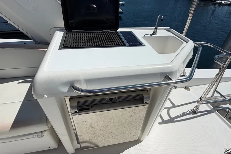 Slide: The Image of Outdoor kitchen on 2000 Bayliner 4788 Pilot House Motoryacht with grill and sink. - 23