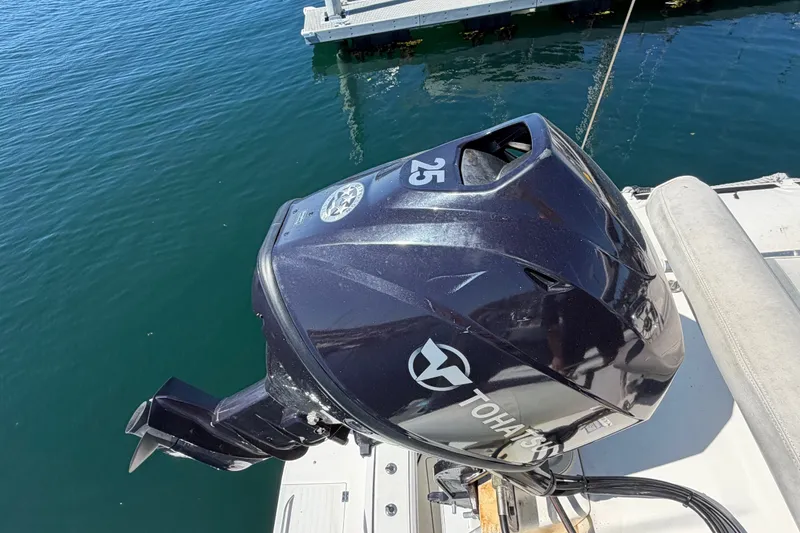 Slide: The Image of Tohatsu 25 outboard motor on a 2000 Bayliner 4788 Pilot House Motoryacht. - 15