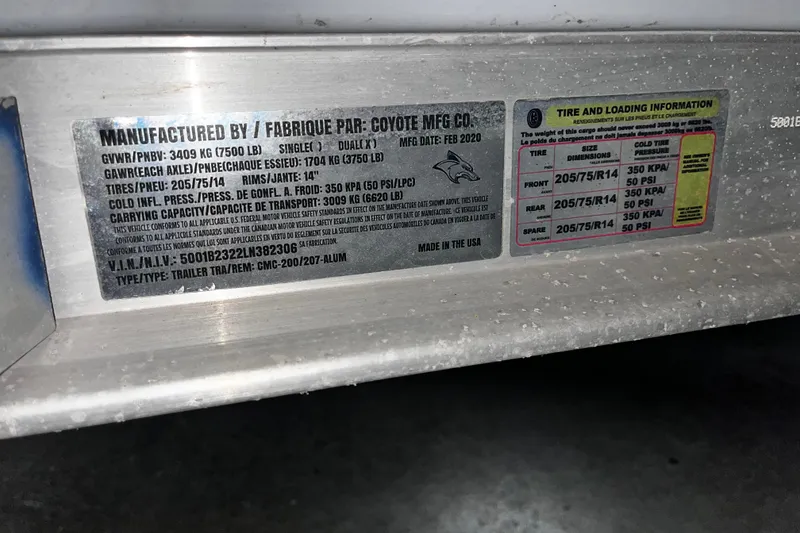 Slide: The Image of Label on a 2020 Robalo R200 Center Console trailer, detailing tire and loading information. - 28