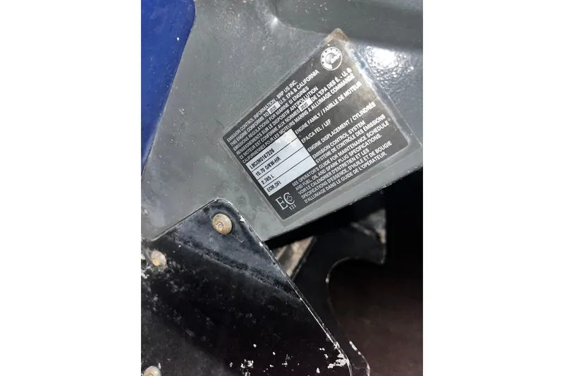 Slide: The Image of Label on 2020 Robalo R200 Center Console boat engine, showing specifications and compliance details. - 25