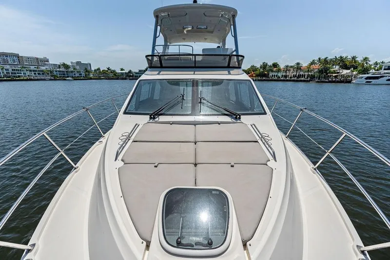Slide: The Image of De Sea Ray Fly 460 uit 2018 ligt op het water met een ruim voordek. - 33