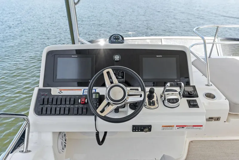 Slide: The Image of La imagen muestra el timón de un Sea Ray Fly 460 de 2018 con instrumentos modernos. - 40