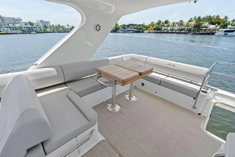 Slide: The Image of Die Sea Ray Fly 460 von 2018 zeigt eine elegante Sitzecke mit Tisch und Blick auf das Wasser. - 36
