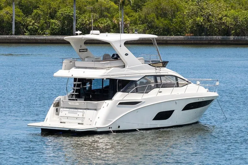 Slide: The Image of Sea Ray Fly 460 von 2018 auf ruhigem Wasser, mit modernem Design und geräumigem Deck. - 13