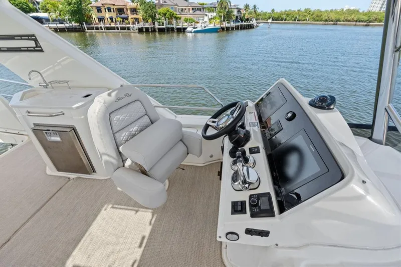 Slide: The Image of La imagen muestra el timón de un Sea Ray Fly 460 de 2018 con consola moderna y asiento cómodo. - 38