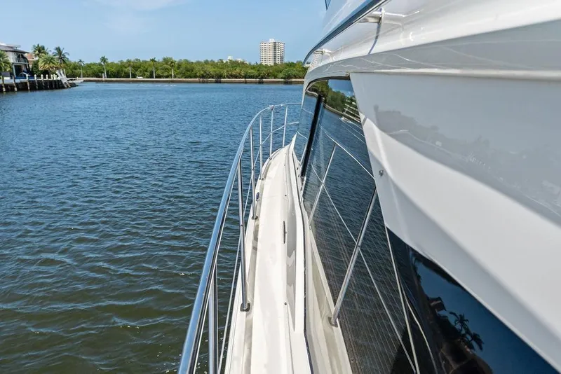 Slide: The Image of Le Sea Ray Fly 460 de 2018 navigue sur des eaux calmes le long d'une côte avec des palmiers. - 29