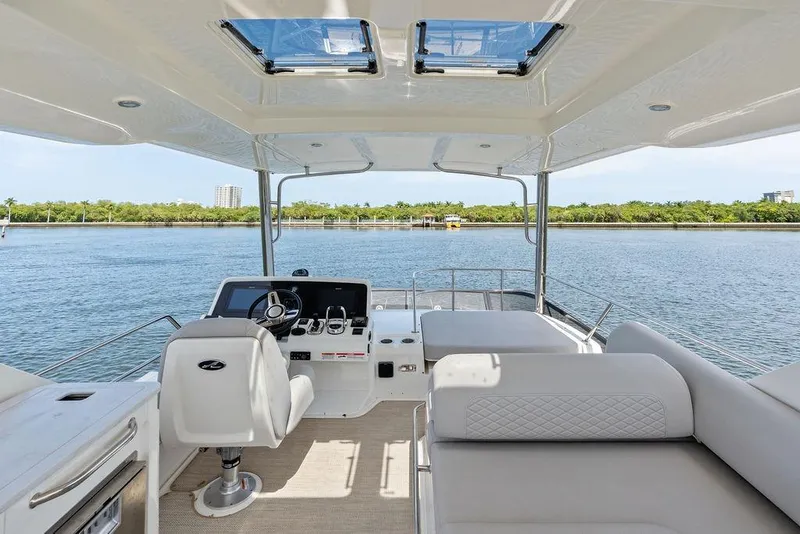 Slide: The Image of La imagen muestra la cabina de una Sea Ray Fly 460 de 2018 con un timón moderno y asientos cómodos. - 37