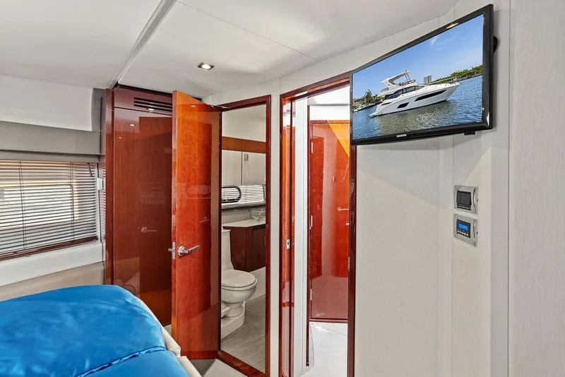 Slide: The Image of Sea Ray Fly 460 2018 - 62