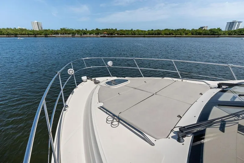 Slide: The Image of Il Sea Ray Fly 460 del 2018 presenta un ampio ponte anteriore con cuscini prendisole e ringhiera. - 30