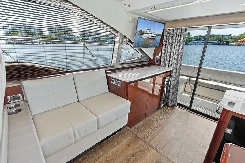 Slide: The Image of Sea Ray Fly 460 2018 - 59