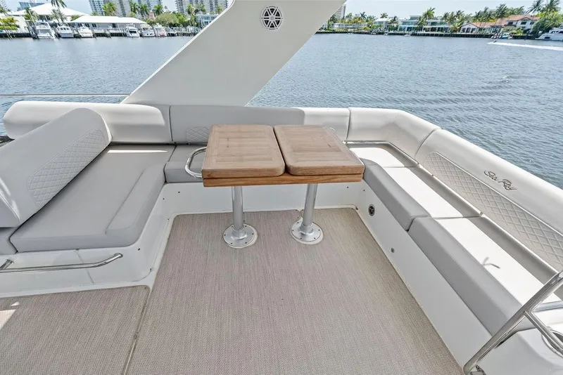 Slide: The Image of L'image montre l'arrière d'un Sea Ray Fly 460 de 2018 avec des sièges élégants et une table en bois. - 35