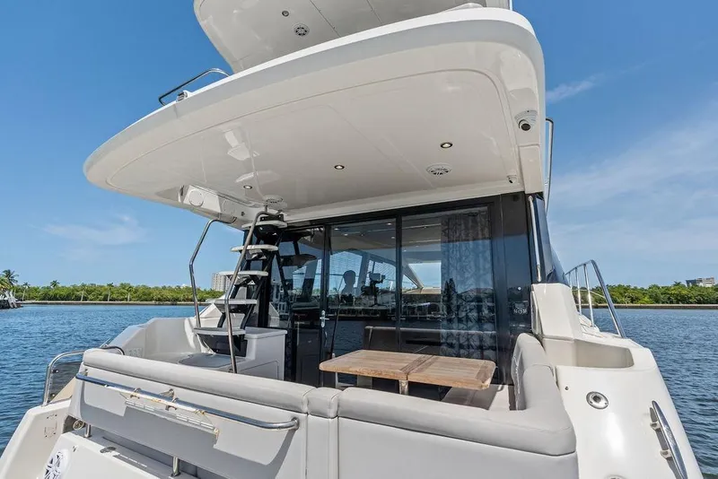 Slide: The Image of Il Sea Ray Fly 460 del 2018 presenta un elegante ponte di poppa con sedute e tavolo sotto cieli sereni. - 27