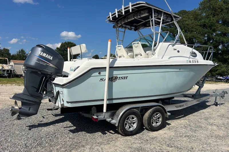 The Image of 2006 Sailfish 234 WAC boat on trailer with Yamaha outboard motor, parked outdoors. - 7