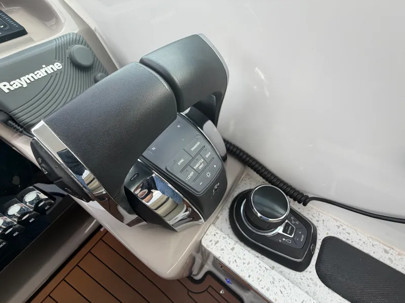 Slide: The Image of Rinker 370 EX 2019 - 14