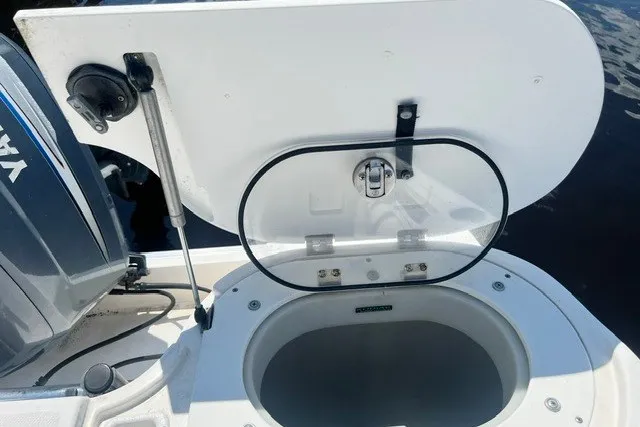 Slide: The Image of Open hatch on 2004 Wellcraft 252 Fisherman boat, revealing storage compartment. - 15