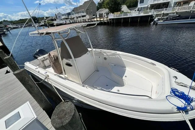 The Image of 2004 Wellcraft 252 Fisherman boat docked at a marina, under clear skies. - 0