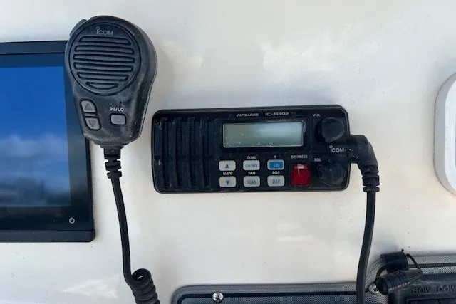 Slide: The Image of VHF marine radio and microphone on a 2004 Wellcraft 252 Fisherman boat dashboard. - 8