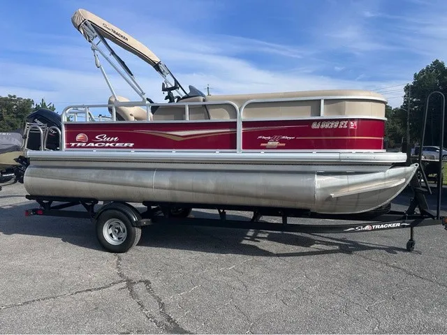 The Image of Sun Tracker Party Barge 18 DLX 2023 - 1