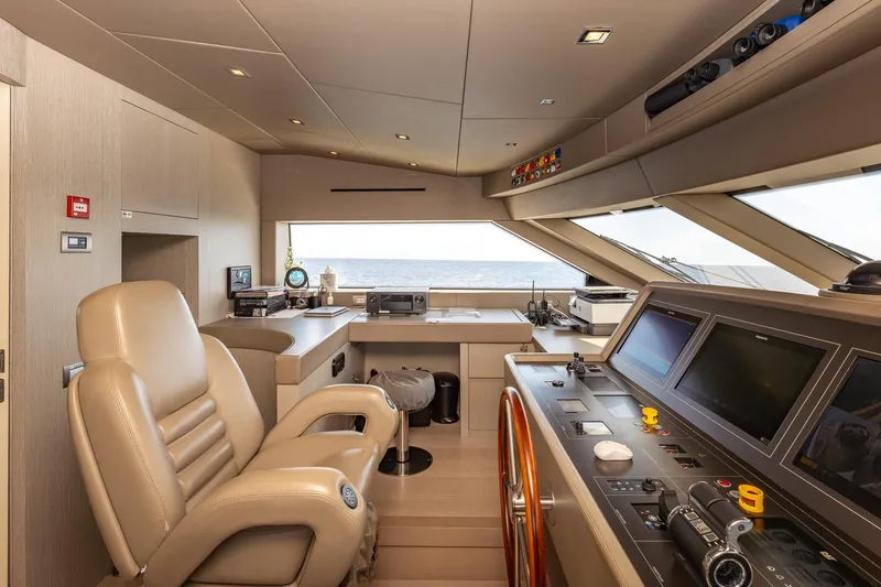 Slide: The Image of Interieur van de Sanlorenzo SD112 jacht 2019 met moderne stuurhut. - 21