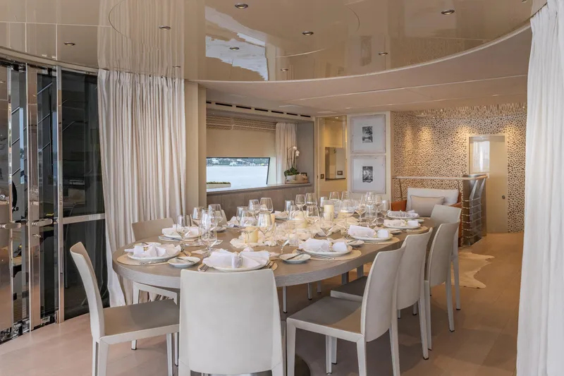Slide: The Image of Elegante eetkamer op Sanlorenzo SD112 jacht, model 2019. - 18