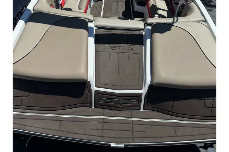 Slide: The Image of Rear view of 2019 Sanger 212 SL boat with beige seating and brown deck. - 10