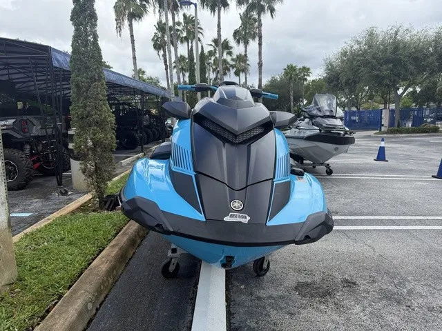 Slide: The Image of Ein blauer Yamaha WaveRunner GP1800R von 2022 steht auf einem Parkplatz unter Palmen. - 4