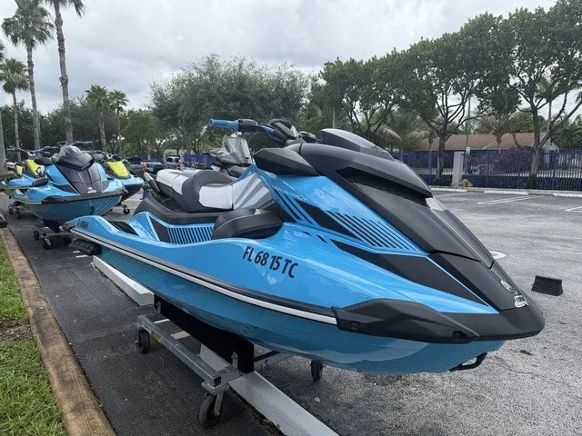 Slide: The Image of 2022 Yamaha WaveRunner GP1800R in leuchtendem Blau, geparkt auf einem Anhänger in einem Außenbereich. - 5