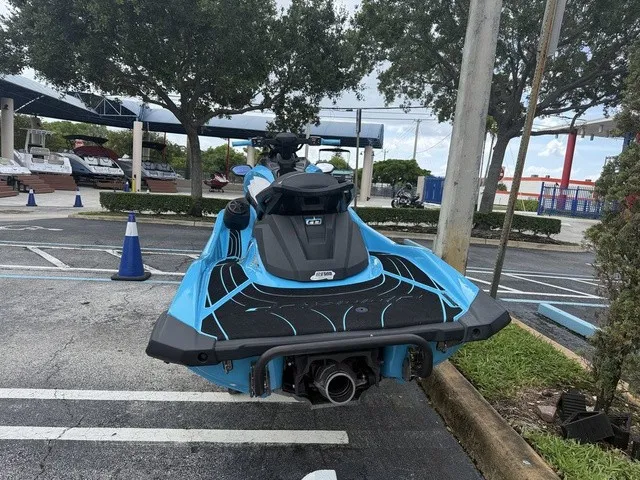 Slide: The Image of Un Yamaha WaveRunner GP1800R bleu de 2022 est garé sur un parking. Des bateaux sont visibles en arrière-plan. - 7