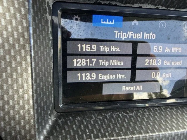 Slide: The Image of Un display mostra informazioni su viaggio e carburante con ore, miglia e dati di consumo. - 9