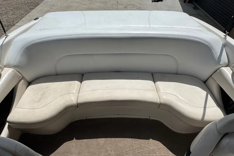 Slide: The Image of Vista trasera de un asiento de barco blanco con forma curva y diseño acolchado. - 18