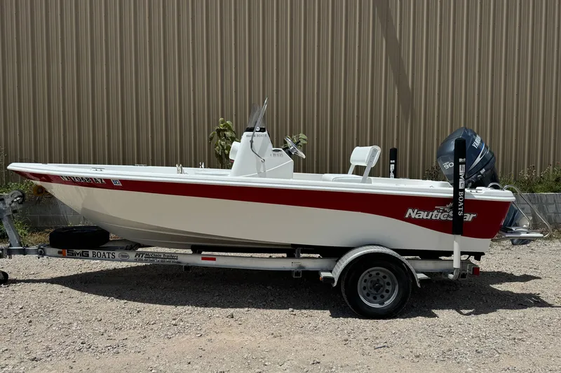 Slide: The Image of Een wit-rode NauticStar 1810 NauticBay boot uit 2009 op een trailer. - 1