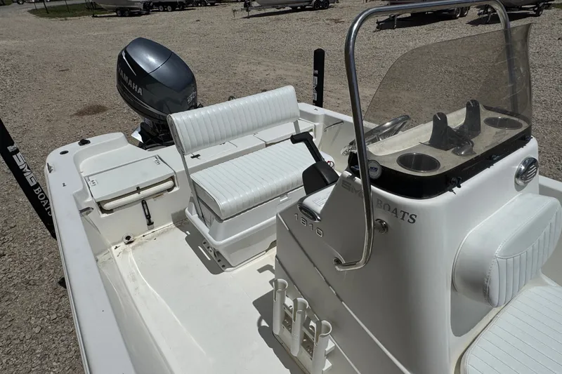 Slide: The Image of Un barco NauticStar 1810 NauticBay de 2009 con área de asientos blanca y consola, equipado con un motor fuera de borda Yamaha. - 10