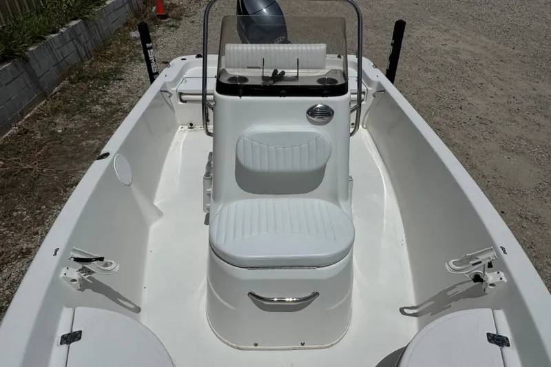 Slide: The Image of Das Bild zeigt ein 2009er NauticStar 1810 NauticBay Boot mit weißem Interieur und Steuerkonsole. - 8