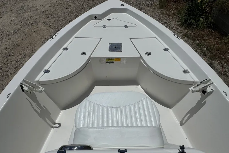 Slide: The Image of De afbeelding toont de boeg van een NauticStar 1810 NauticBay boot uit 2009 met witte zitplaatsen en opbergruimte. - 5