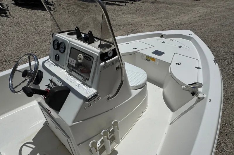 Slide: The Image of Das Bild zeigt ein 2009er NauticStar 1810 NauticBay Boot mit einem Steuerstand und Sitzbereich. - 6