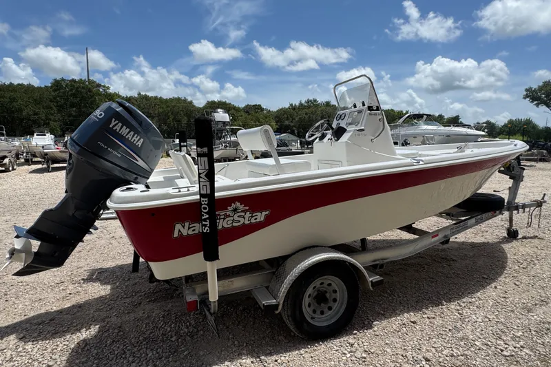 Slide: The Image of Een wit-rode boot op een trailer, met een Yamaha buitenboordmotor. - 12