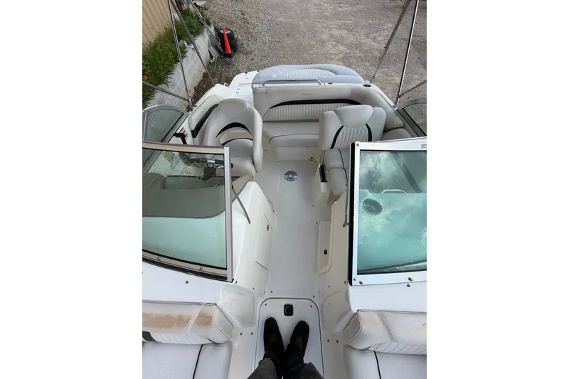 Slide: The Image of La imagen muestra la cabina de un barco MasterCraft X-45 de 2009 con asientos blancos. - 13