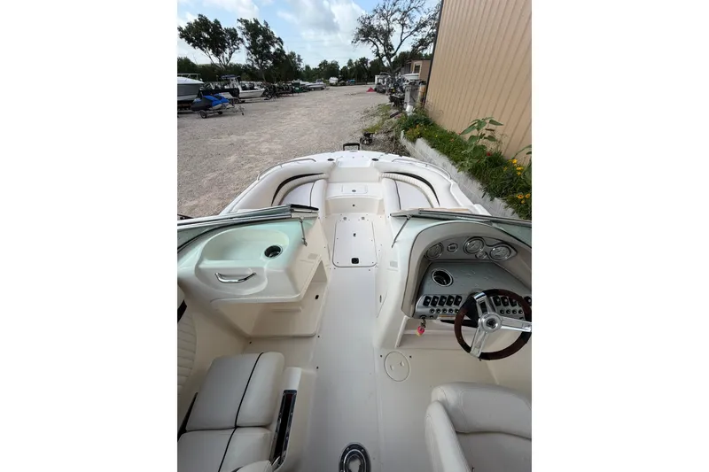 Slide: The Image of Interieur van een MasterCraft X-45 uit 2009 met witte stoelen en dashboard. - 9