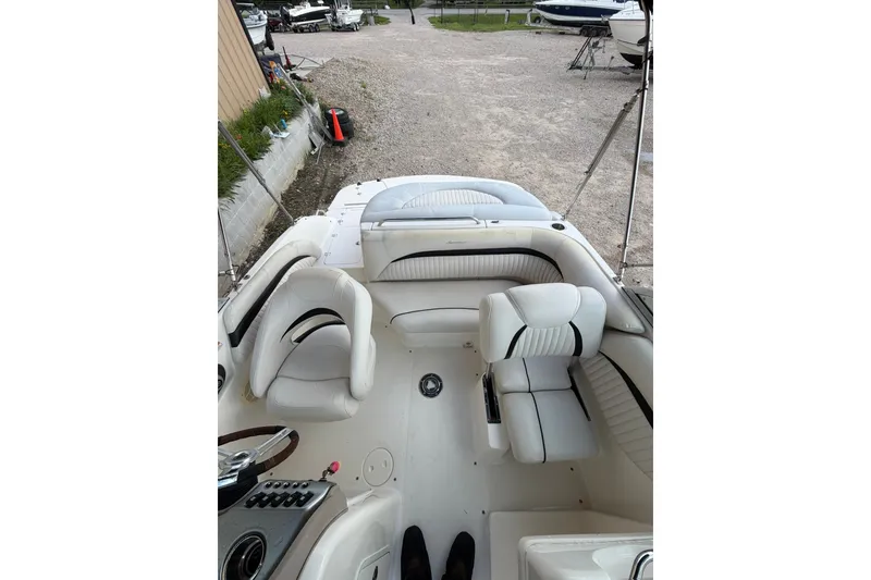 Slide: The Image of Das Bild zeigt das Cockpit eines 2009er MasterCraft X-45 Bootes mit weißen Sitzen und Steuerkonsole. - 14