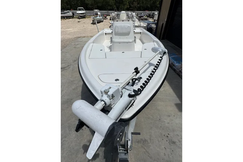 Slide: The Image of Un barco Blue Wave 2200 PureBay 2018 en un remolque, con cubierta blanca y motor de arrastre. - 3