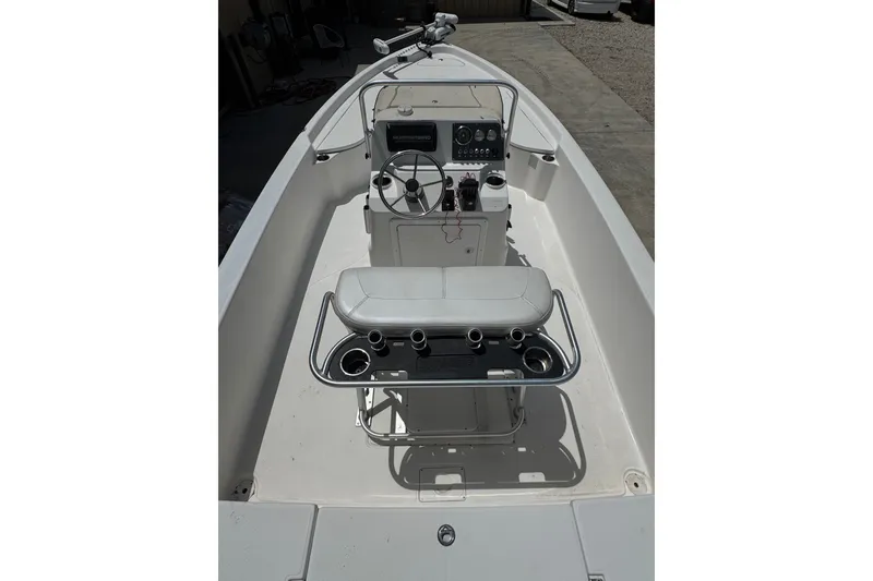 Slide: The Image of L'image montre le cockpit d'un bateau Blue Wave 2200 PureBay 2018 avec console de pilotage et banc. - 7