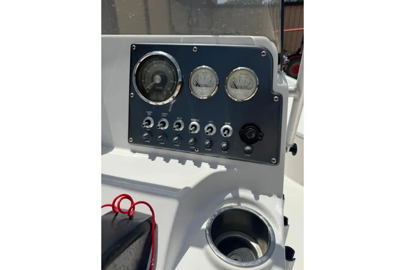 Slide: The Image of La imagen muestra el tablero de un barco con varios indicadores e interruptores. - 10