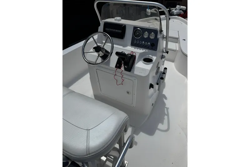 Slide: The Image of L'immagine mostra il cockpit di una barca Blue Wave 2200 PureBay del 2018. - 11