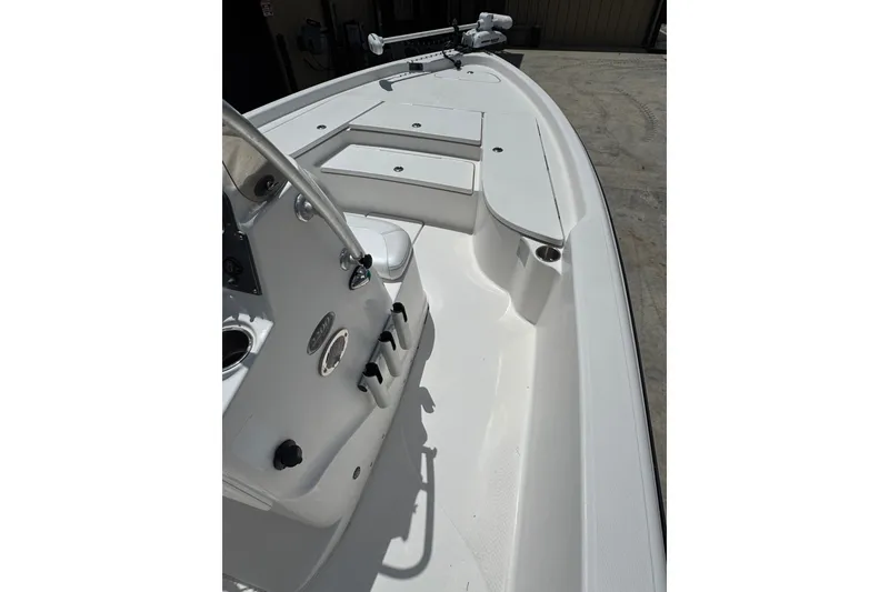Slide: The Image of Das Bild zeigt das Deck eines 2018er Blue Wave 2200 PureBay Bootes mit Steuerkonsole und Stauraum. - 6