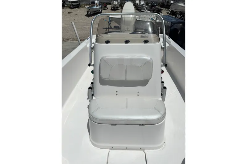 Slide: The Image of Das Bild zeigt das Cockpit eines 2018 Blue Wave 2200 PureBay Bootes mit weißer Polsterung. - 14