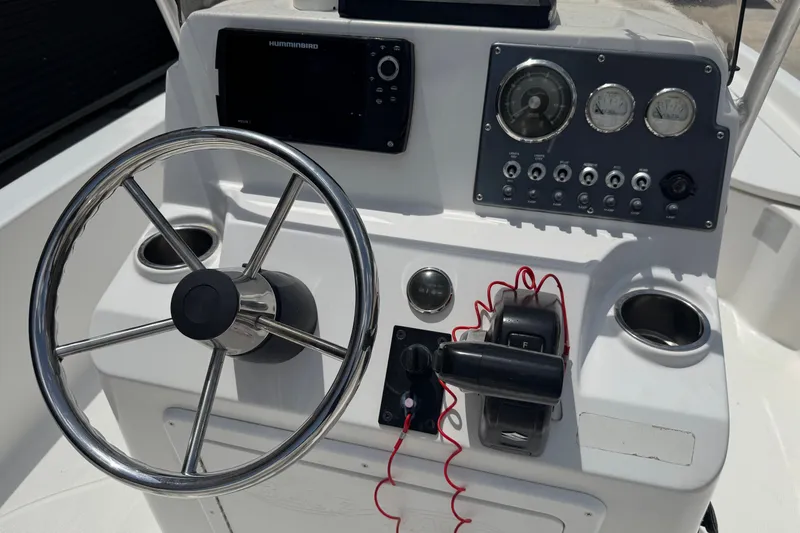 Slide: The Image of L'image montre la barre d'un bateau avec un volant, des instruments et des commandes. - 9