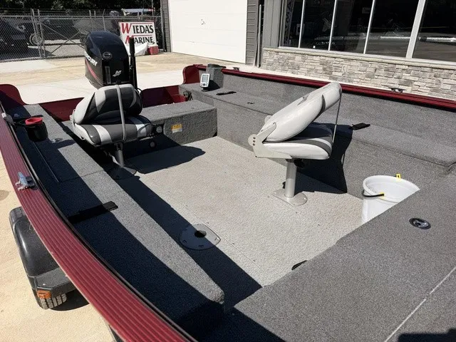 Slide: The Image of A 2009 Lund 1625 REBEL XL with a gray interior and two swivel seats. - 6